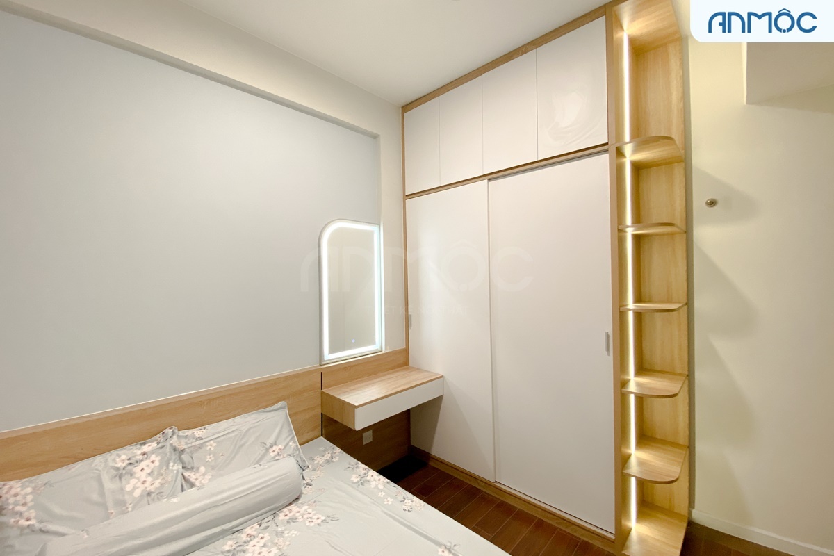 Hoàn thiện thi công nội thất chung cư Picity High Park 42 Tủ quần áo được phối hợp với kệ trang trí, tạo ra không gian lưu trữ và trưng bày đẹp mắt