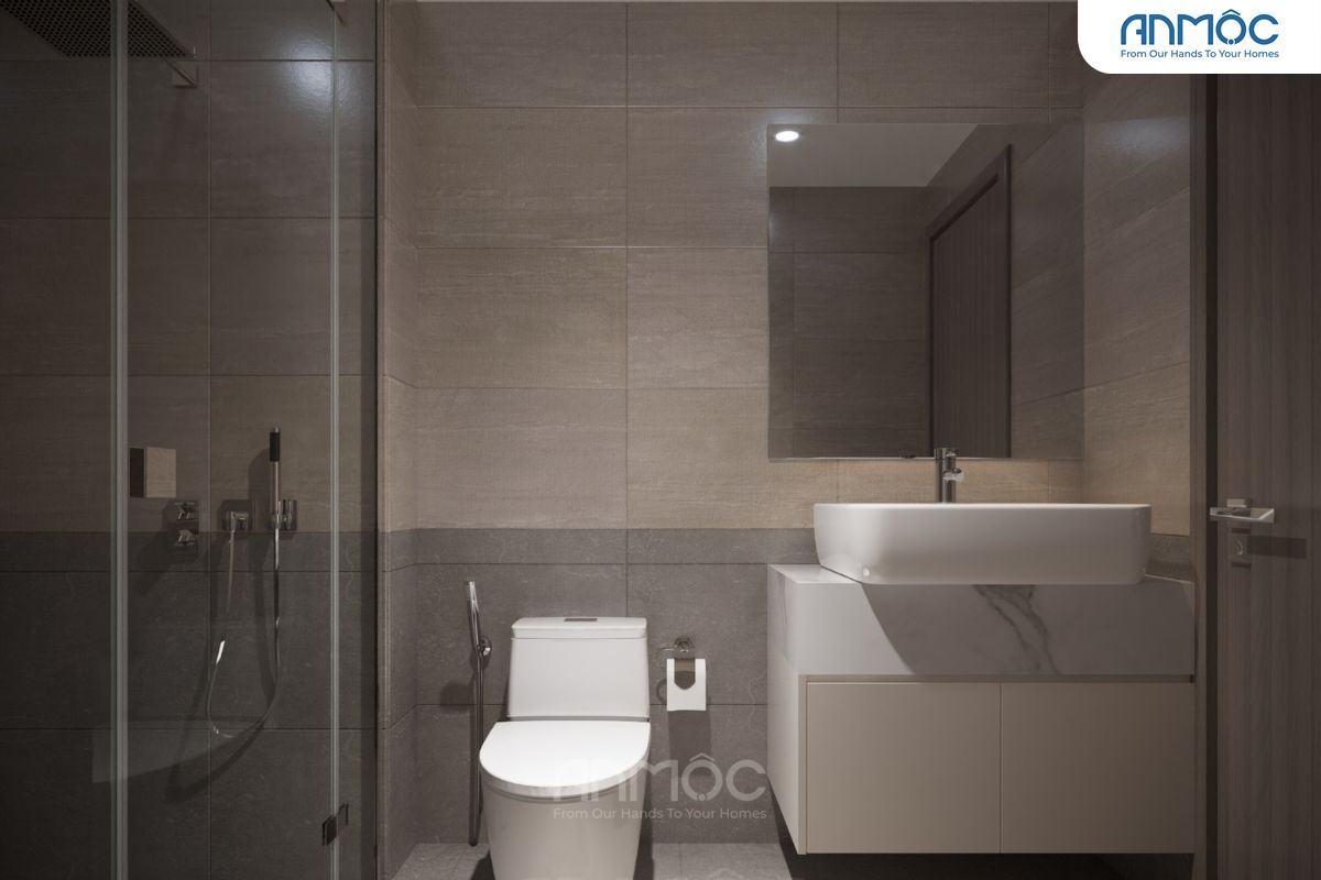 55+ Mẫu Thiết Kế Nội Thất Chung Cư "Đỉnh Nhất" 2026 2878 Toàn cảnh phòng vệ sinh vách kính với tường lát gạch tông màu xám, tạo vẻ sạch sẽ, tối giản.