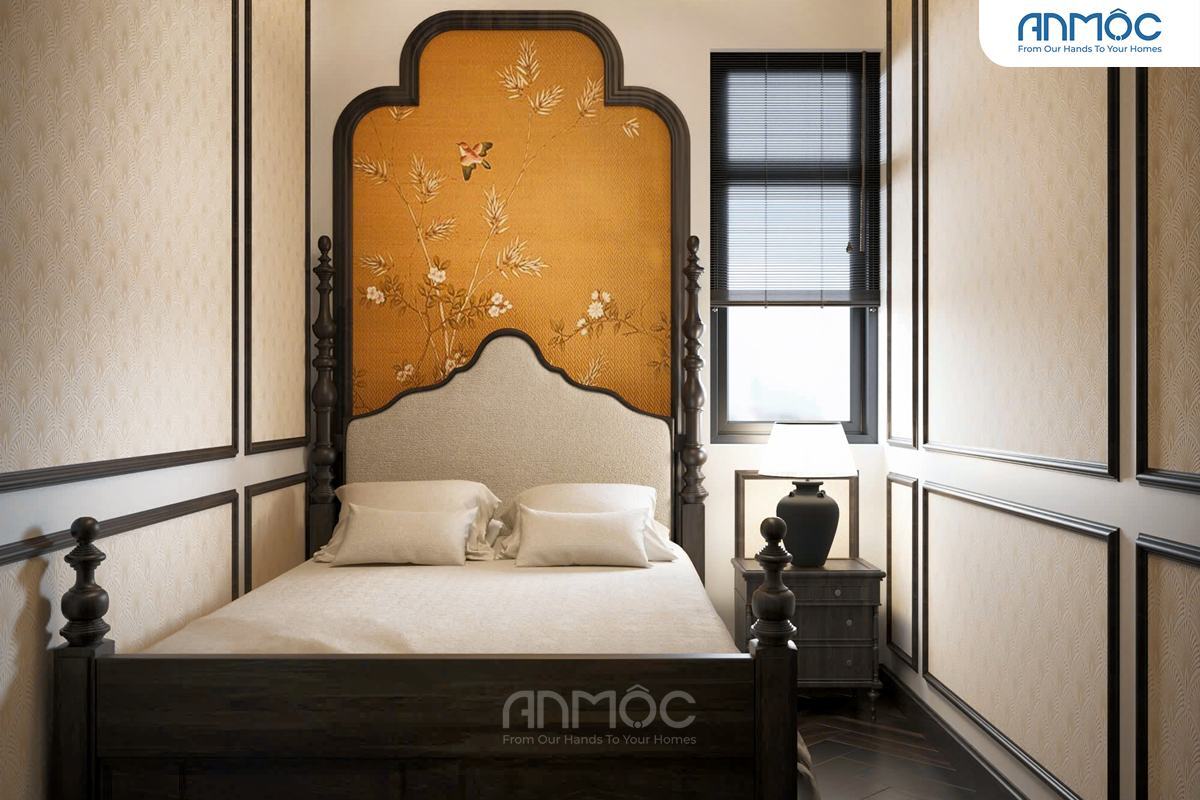 21+ Mẫu Thiết Kế Nội Thất Nhà Phố Đẹp Không Thể Bỏ Qua 2026 2064 Giường ngủ gỗ tối màu với đầu giường cao, bọc vải và họa tiết hoa văn vàng, cùng tab đầu giường nhỏ bên cạnh.