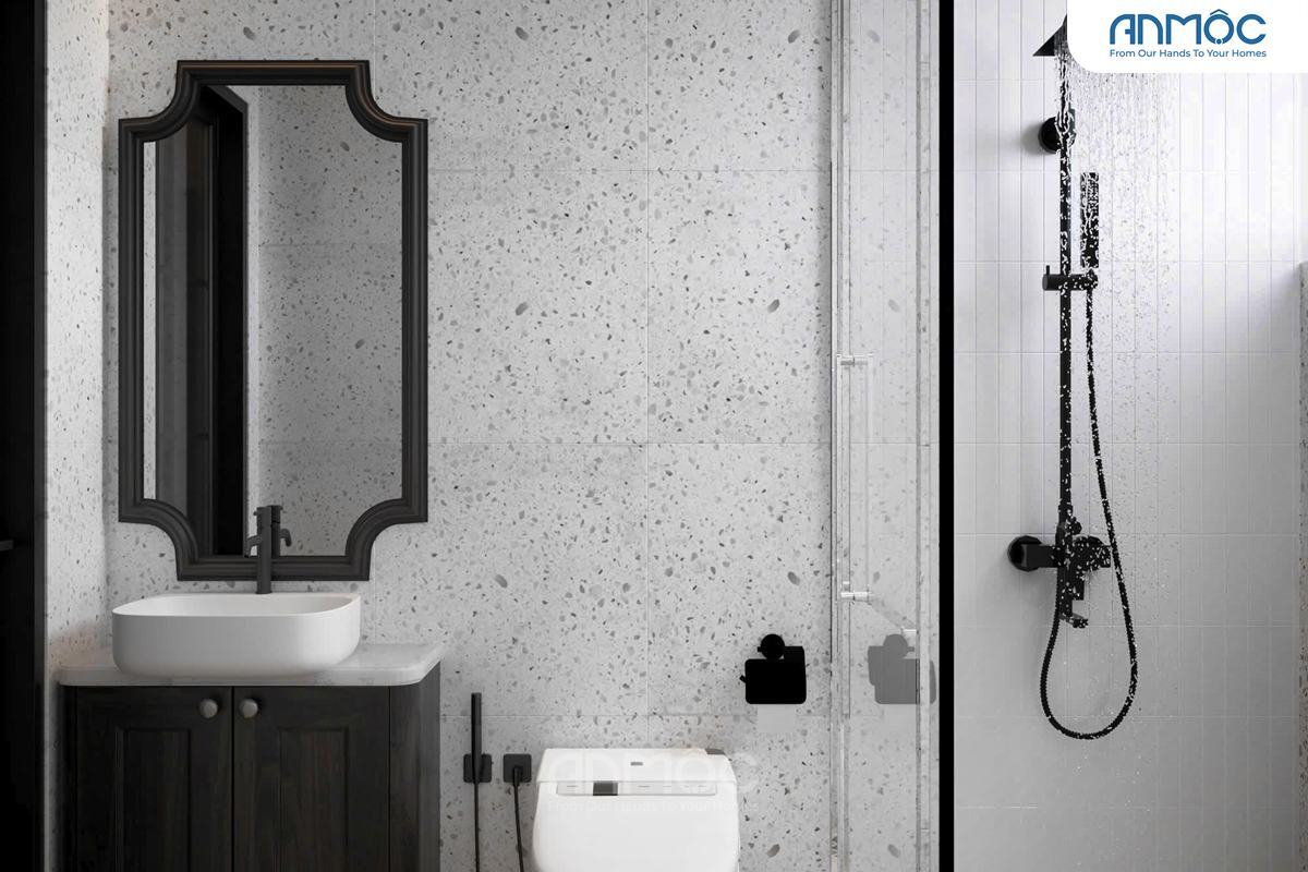 21+ Mẫu Thiết Kế Nội Thất Nhà Phố Đẹp Không Thể Bỏ Qua 2026 2067 Phòng vệ sinh với lavabo trắng đặt trên tủ gỗ đen, gương khung đen kiểu cách và tường ốp gạch terrazzo trắng