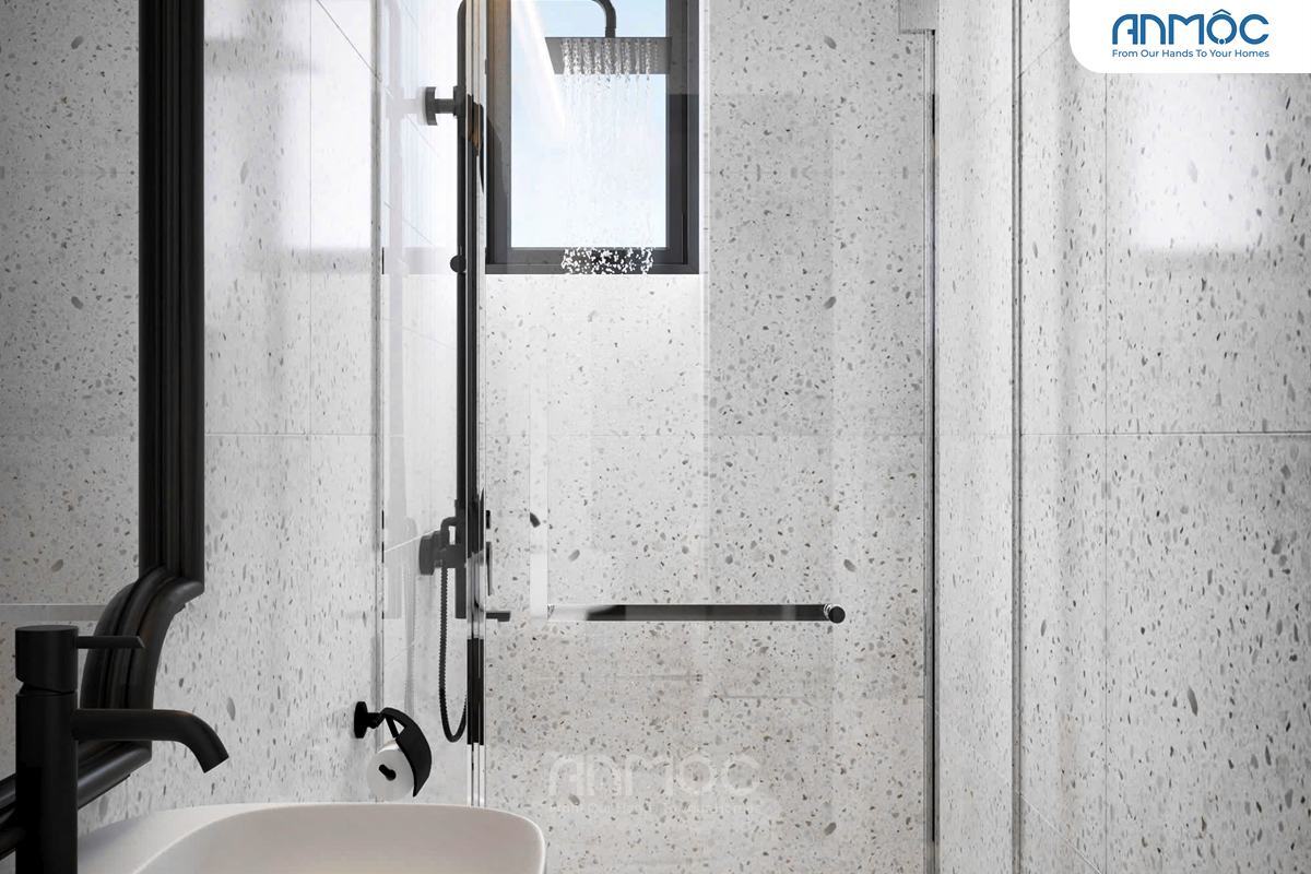 21+ Mẫu Thiết Kế Nội Thất Nhà Phố Đẹp Không Thể Bỏ Qua 2026 2068 Cận cảnh vách kính phòng tắm đứng và vòi sen đen