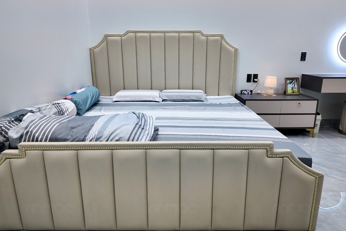 Hoàn Thiện Thi Công Nội Thất Nhà Phố Bình Dương 120m2 53 Giường ngủ master có bọc nệm ở đầu giường và cuối giường, mang lại cảm giác êm ái, thư giãn khi nghỉ ngơi