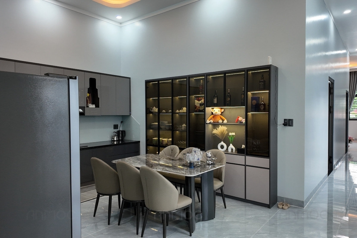 Hoàn Thiện Thi Công Nội Thất Nhà Phố Bình Dương 120m2 46 Góc bàn ăn được bố trí cạnh kệ tủ chén và tủ rượu, giúp tối ưu công năng và tạo sự ấm cúng