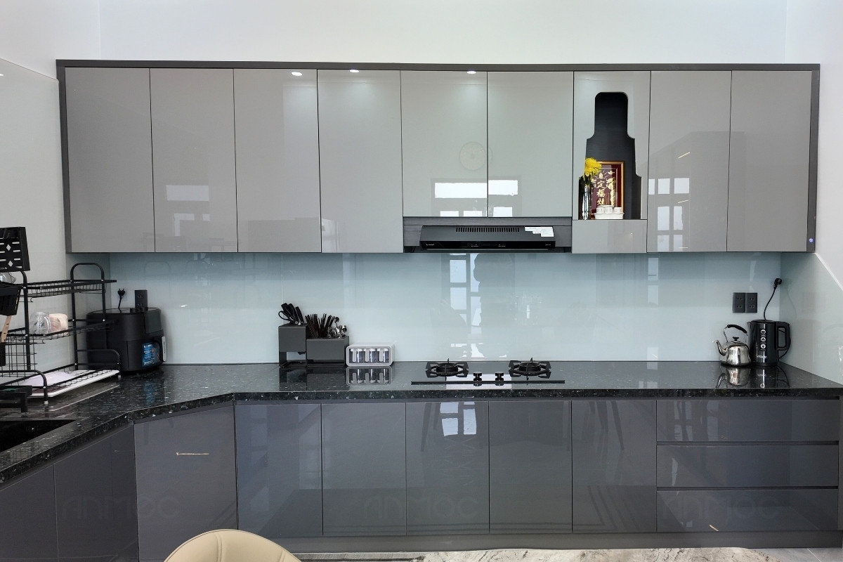 Hoàn Thiện Thi Công Nội Thất Nhà Phố Bình Dương 120m2 47 Hệ tủ bếp được thi công chỉn chu từ chất liệu acrylic cao cấp, nâng cao tiện nghi và thẩm mỹ cho căn bếp
