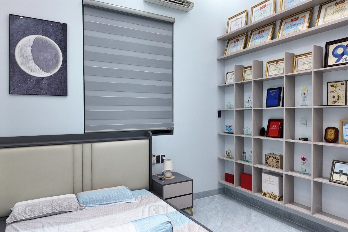 Hoàn Thiện Thi Công Nội Thất Nhà Phố Bình Dương 120m2 57 Kệ trang trí được thiết kế kết hợp làm không gian trưng bày các vật dụng và kỷ niệm của gia chủ