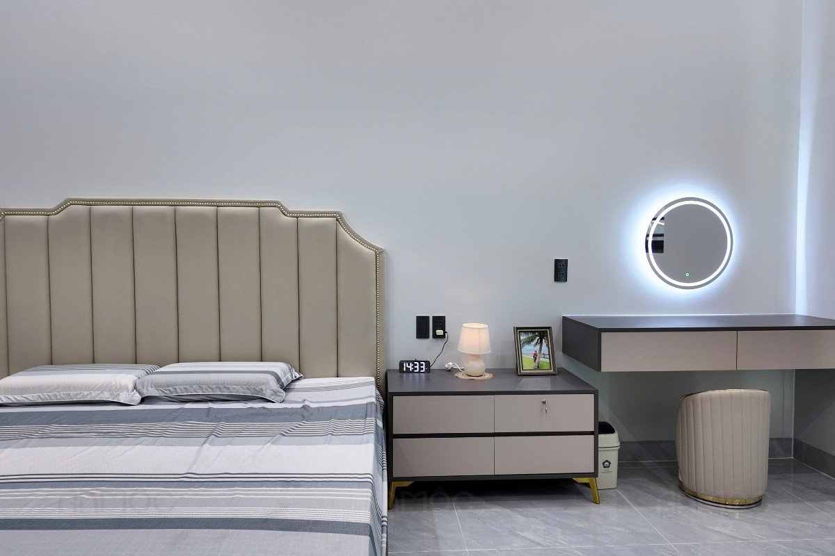 Hoàn Thiện Thi Công Nội Thất Nhà Phố Bình Dương 120m2 51 Tab đầu giường và bàn trang điểm được bố trí liền kề giường ngủ, mang lại sự thuận tiện trong quá trình sử dụng