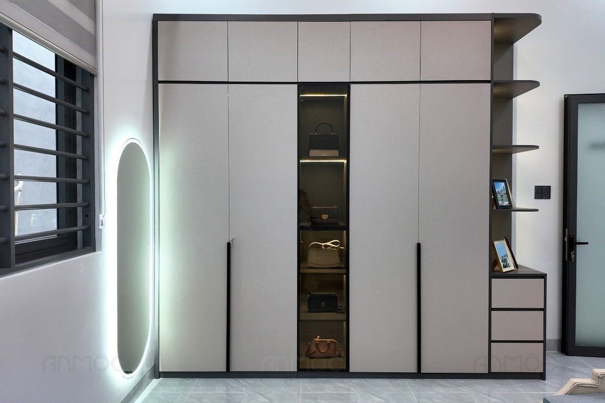 Tủ quần áo tích hợp tủ kính và kệ trang trí giúp tối ưu không gian lưu trữ và tăng tính thẩm mỹ cho không gian